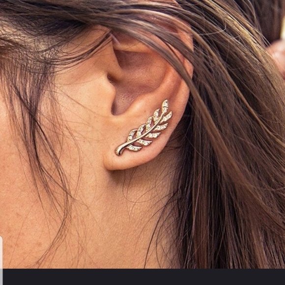 🌿🌿Gorgeous SILVER plated Leaf ear climbers with CZ's🌿🌿 - Picture 2 of 10